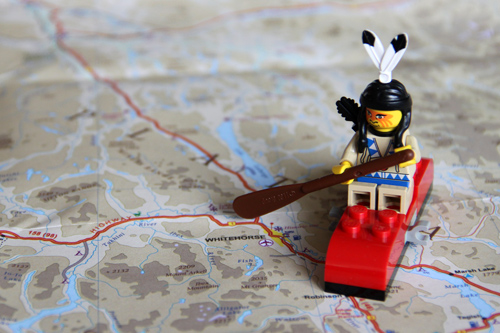 Lego-Maskottchen der Yukon-Tour 2015 auf Whitehorse-Kartenausschnitt: Wichtiger Teil der Ausrüstung. FOTO: YUKON-BLOG.DE